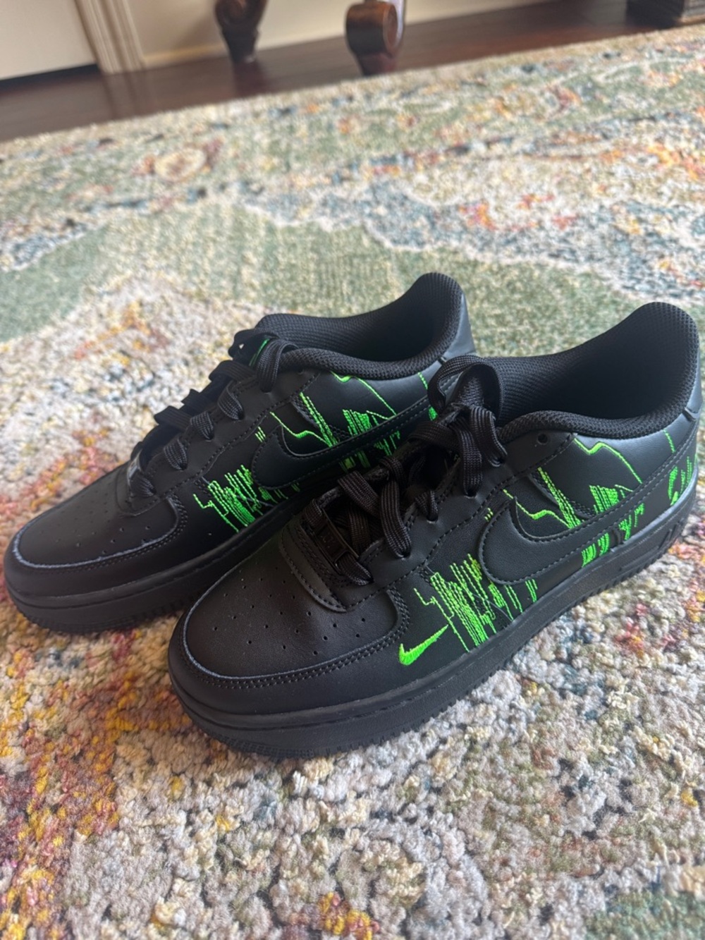 NIKE AIR FORCE 1 YOUTH TENNIS SHOES IN SZ 5.5Y…EXCELLENT LIKE NEW!!!